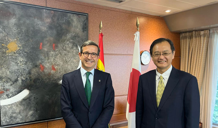 El consejero de Industria, Energía y Minas, Jorge Paradela, se reúne en Madrid con el embajador de Japón en España, Takahiro Nakamae.